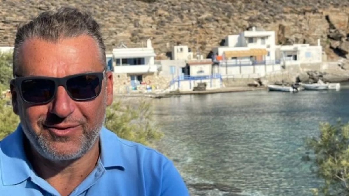 Μαυρισμένος και ανανεωμένος - Έχει πάρει "σβάρνα" τα νησιά και φέτος ο Γιώργος Λιάγκας