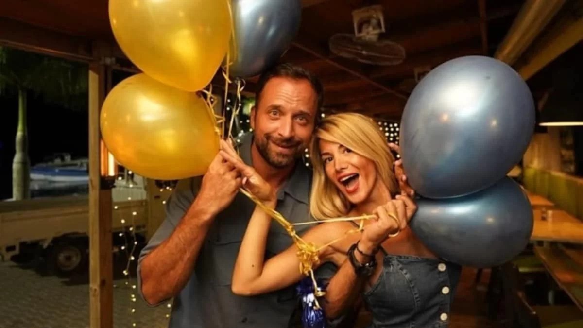 Με μαύρο μαγιό και άβαφη στο πλευρό του - Στη θάλασσα Γιώργος Λιανός και Κωνσταντίνα Καραλέξη