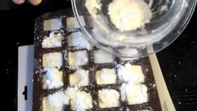 Γέμισε μια παγοθήκη σιλικόνης με μαγειρική σόδα και 2 ακόμη υλικά - Έτσι θα εξαφανίσεις την βρωμιά της λεκάνης