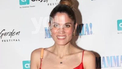 Με μίνι φόρεμα που διαγράφει την φουσκωμένη κοιλίτσα της στον 5ο μήνα - Η ολόσωμη φωτογραφία της Συνατσάκη στην Κρήτη