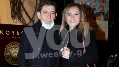 Παραδοσιακό με πίνακες και ανάγλυφες καρέκλες - Το σπίτι που φωλιάζει ο έρωτας της Μάλφα και του Σκιαδαρέση