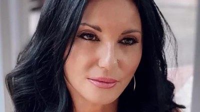 Άφησε λίγα πάνω της και βούτηξε σε πισίνα -  Η νέα topless εμφάνιση της Πόπης Μαλλιωτάκη
