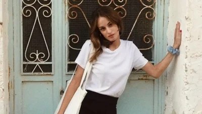 Ημίγυμνη μόνο αυτή και το βιβλίο της - Η topless ανάρτηση της κόρης του Βοσκόπουλου και της Γκερέκου στην Κέρκυρα
