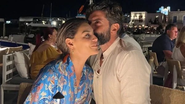Δεν ξεκόλλαγε από πάνω της! Τα καυτά στιγμιότυπα της Βρισηίδας και του Μαρτίκα σε πισίνα στο νησί της Μυκόνου