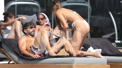 Δεν τράβαγε τα μάτια του από πάνω της - Καυτά φιλιά στο στόμα έδινε ο Μαρτίκας στη Βρισηίδα σε παραλία της Μυκόνου