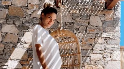 Με πορτοκαλί μπικίνι και κοιλίτσα 6 μηνών - Έτσι αποχαιρέτησε τον Αύγουστο η Μαίρη Συνατσάκη