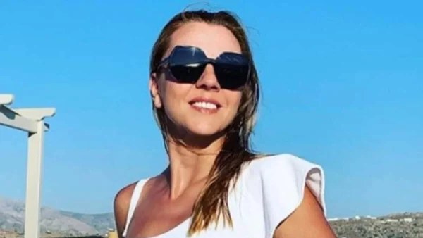 Ανέμελη με το μαγιό της σε ξύλινη κούνια - Στιγμές χαλάρωσης για τη Ματίνα Νικολάου σε κυκλαδίτικο νησί