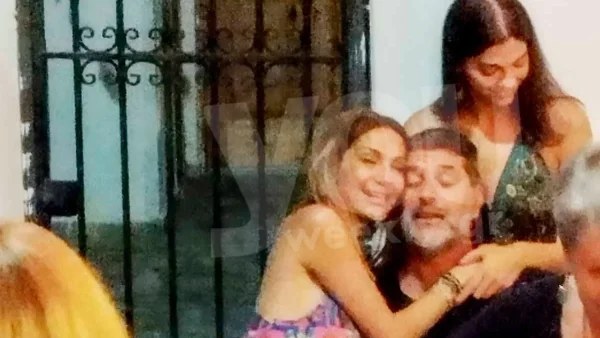 Ξεφάντωσαν αγκαλιά μέχρι το πρωί - Αποκλειστικές φωτογραφίες Βανδή και Μπισμπίκη με την Μελίνα Νικολαΐδη στην Πάρο