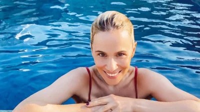 Με γράμμωση στην κοιλιά και γυμνασμένα πόδια - Το πραγματικό σώμα της Νάντιας Μπουλέ 1 χρόνο μετά τη γέννα