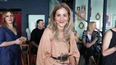 Ακουμπούσε στον ώμο του και "έλιωνε" - Σπάνιες φωτογραφίες της Νατάσας Μποφίλιου με τον σύζυγό της