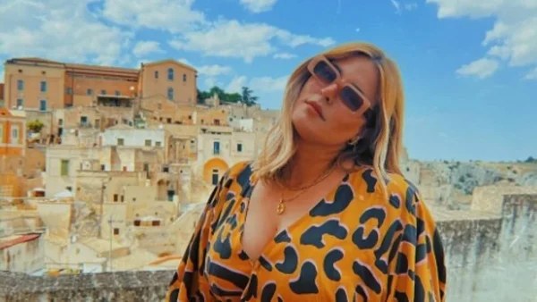 Δεν μας έχει συνηθίσει έτσι - Η Νικόλιζα ποζάρει με see through λευκό φόρεμα και μαύρο εσώρουχο αφήνοντας μας άλαλους