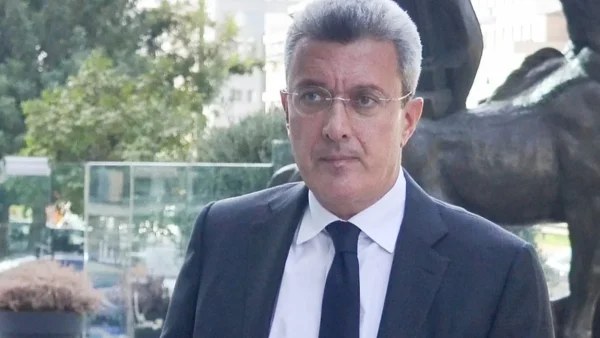 Μαζί με τα 4 παιδιά του - Σπάνιο στιγμιότυπο του Νίκου Χατζηνικολάου με την οικογένειά του