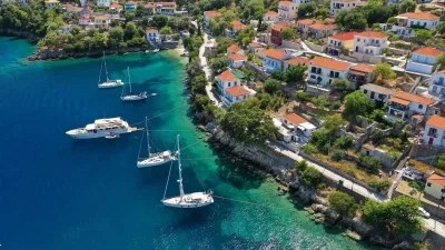 Ο Τάσος Δούσης προτείνει: 5 μαγικά νησιά χωρίς πολύ κόσμο για ήσυχες διακοπές