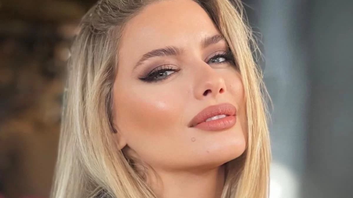 Μπάνιο στο ηλιοβασίλεμα με λεοπάρ μπικίνι - Οι αρετουσάριστες φωτογραφίες της Ντόρας Μακρυγιάννη
