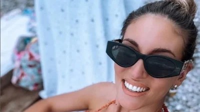 Φλοράλ αλλά με εκκεντρικό δέσιμο στο μπούστο - Το εντυπωσιακό μαγιό της Αθηνάς Οικονομάκου