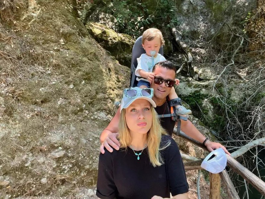 Παπαδάκη, Σόμμερ και μικρός Ιάσωνας σε οικογενειακή φωτογραφία στη Ρόδο
