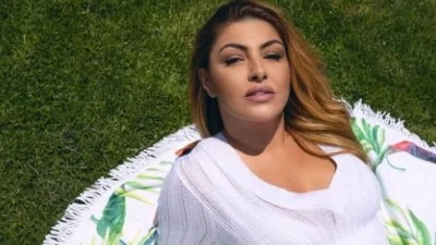 Σαν μία άλλη Αφροδίτη που αναδύεται από τη θάλασσα - Πιο αδυνατισμένη από ποτέ η Παπαρίζου με λευκό κολλητό φόρεμα