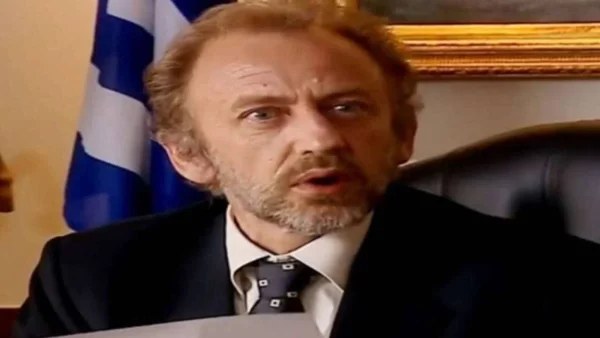 Καμία σχέση με τον Πρωθυπουργό που γνωρίσαμε - Με λιγότερα μαλλιά και αγνώριστος ο κακός του Παρά Πέντε