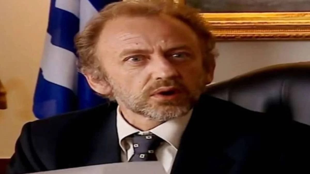 Καμία σχέση με τον Πρωθυπουργό που γνωρίσαμε - Με λιγότερα μαλλιά και αγνώριστος ο κακός του Παρά Πέντε