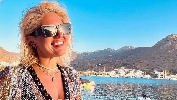 Πολύ μαυρισμένη με το κατακόκκινο ολόσωμο μαγιό της - Η Νάνσυ Παραδεισανού ποζάρει με μαγιό στα καλύτερά της