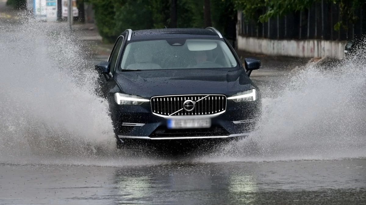 Εξελίξεις με τη σφοδρή κακοκαιρία - Διακόπηκε η κυκλοφορία στην Πειραιώς