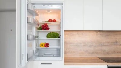 Θέλει μαγειρική σόδα και άλλο ένα υλικό - Το κόλπο για να φύγουν οι άσχημες μυρωδιές από το ψυγείο σας