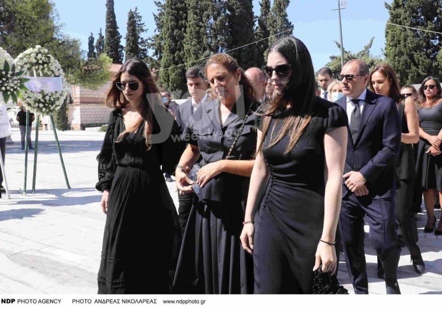 Η οικογένεια του νεκρού στην κηδεία του Σταύρου Ψυχάρη