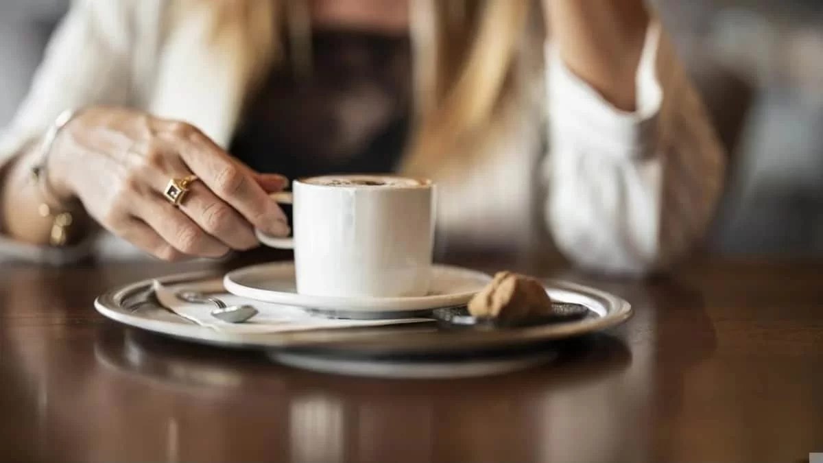 Με τέσσερα υλικά θα νιώθεις χορτασμένη με μια γουλιά - Το σπιτικό ρόφημα που κάνει θαύματα