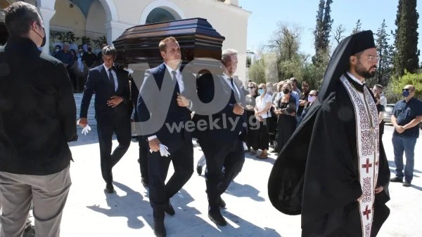 Ράγισαν καρδιές στο τελευταίο αντίο - Πλάνα από την εξόδιο ακολουθία του σπουδαίου Διονύση Σιμόπουλου