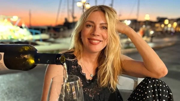 Κατάλληλο για όλες τις ηλικίες και τα σωματότυπα - Το boho chic κιμονό της Σμαράγδας Καρύδη στην παραλία