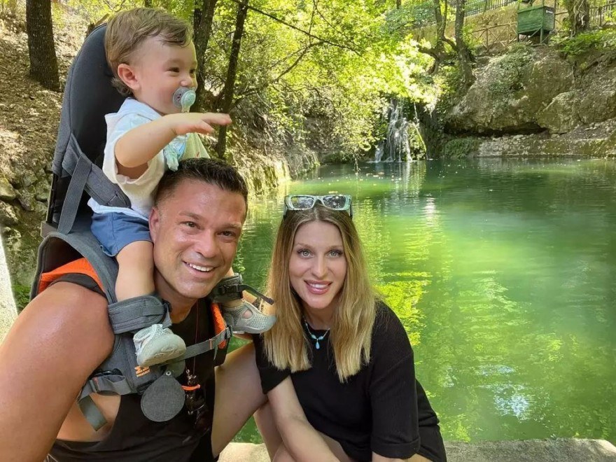 Σόμμερ και Παπαδάκης απολαμβάνουν τις διακοπές τους στη Ρόδο με τον μικρό Ιάσωνα