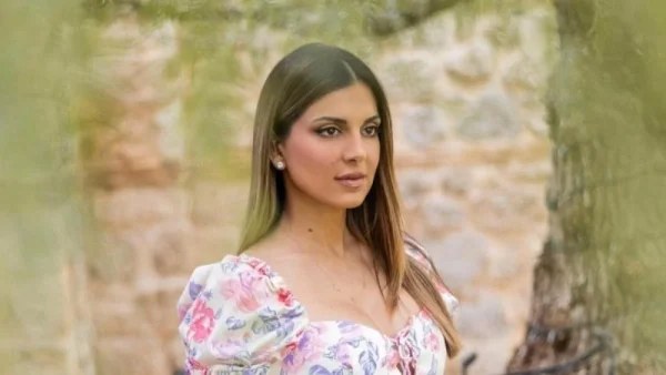 Με "καυτό" στράπλες και σούπερ μίνι φόρεμα - Η Σταματίνα Τσιμτσιλή με τον γιο της στην Αστυπάλαια