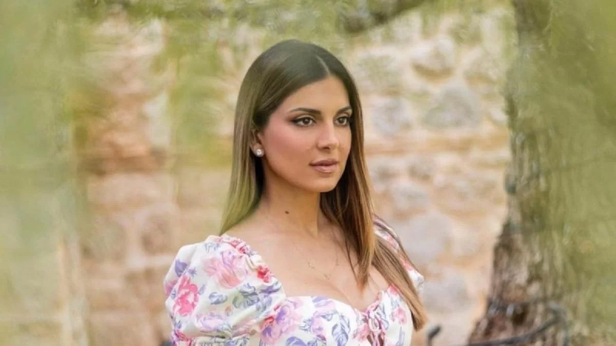 Με "καυτό" στράπλες και σούπερ μίνι φόρεμα - Η Σταματίνα Τσιμτσιλή με τον γιο της στην Αστυπάλαια