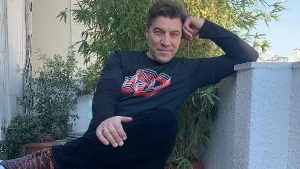 Αξύριστος με λευκά μαλλιά και γένια - Αγνώριστος ο Γιάννης Στάνκογλου σε γνωστό νησί του Ιονίου