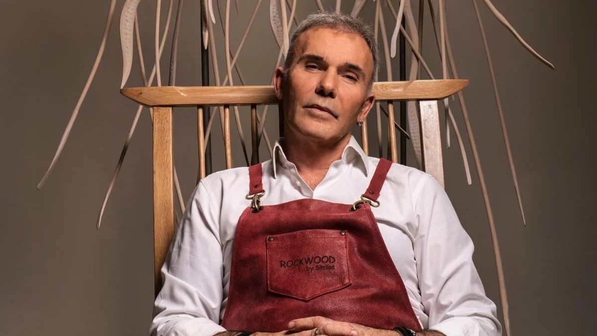 Με ξύλο, πέτρα και σκαλιστές χειροτεχνίες - Αυτό είναι το εκπληκτικό σπίτι του Στέλιου Ρόκκου στη Λήμνο