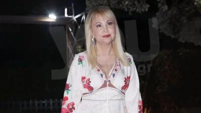 Με αβυσσαλέο ντεκολτέ και τσαχπίνικη πόζα - Η ολόσωμη φωτογραφία της Τέτας Καμπουρέλη με ροζ μπικίνι