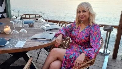 Με λεοπάρ κοντό σορτς και φόντο τη θάλασσα, η Τέτα Καμπουρέλη ποζάρει στα 50 της πάνω σε ένα βράχο