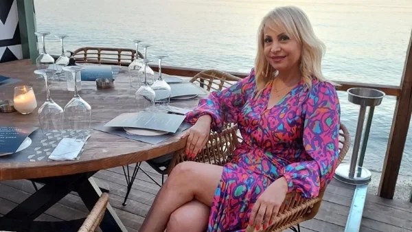 Με λεοπάρ κοντό σορτς και φόντο τη θάλασσα, η Τέτα Καμπουρέλη ποζάρει στα 50 της πάνω σε ένα βράχο