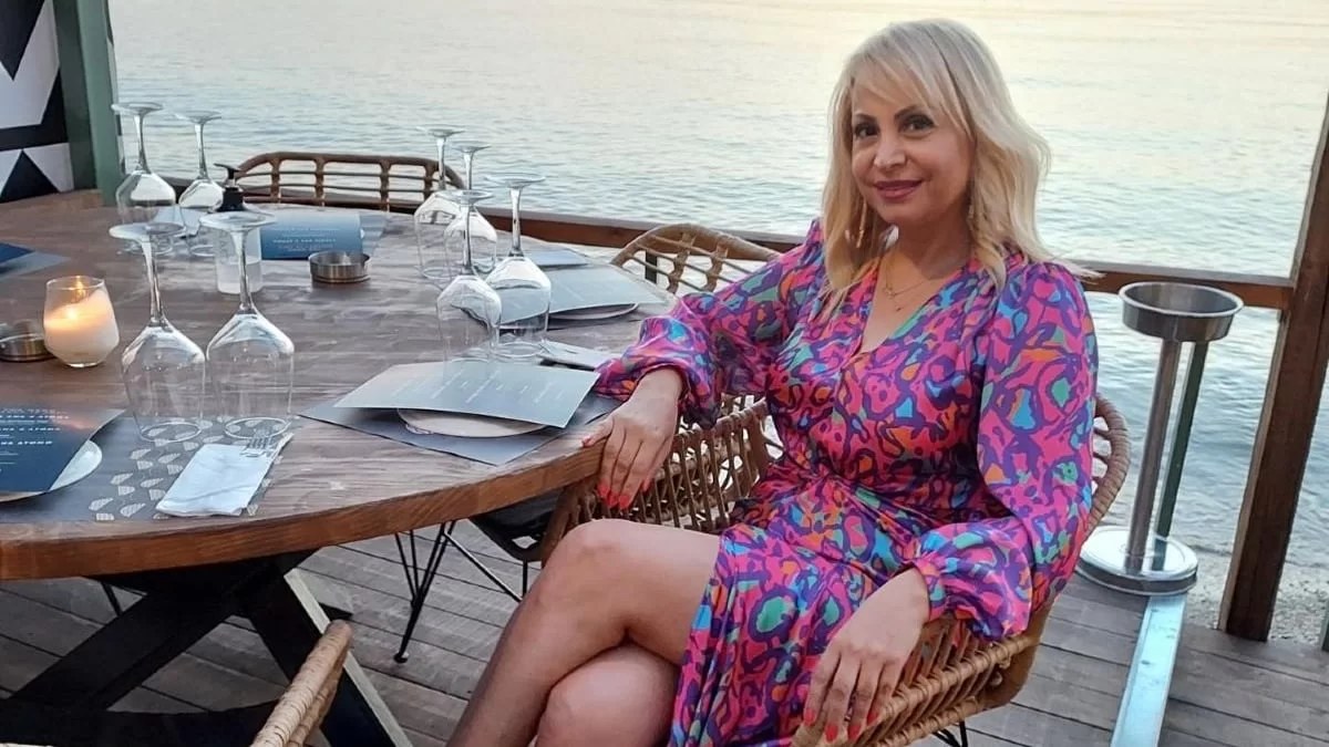 Με λεοπάρ κοντό σορτς και φόντο τη θάλασσα, η Τέτα Καμπουρέλη ποζάρει στα 50 της πάνω σε ένα βράχο