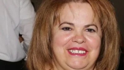 Ανέβηκε στην πίστα με γυαλιά τύπου Trannos - Τρομάξαμε να αναγνωρίσουμε την Έφη Θώδη σε πανηγύρι που εμφανίστηκε