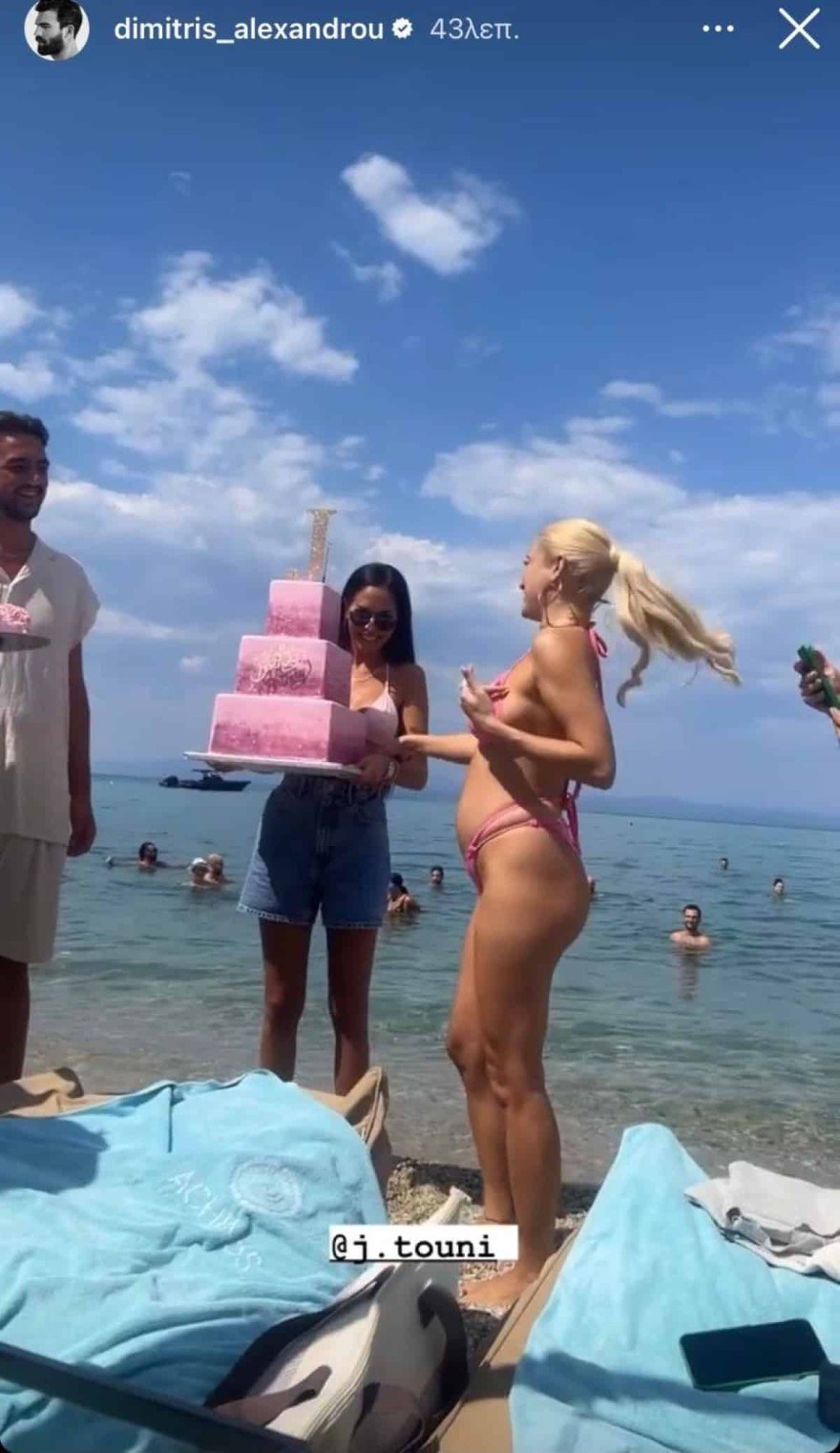 Η εμφανώς φουσκωμένη κοιλίτσα της Ιωάννας Τούνη στα γενέθλιά της
