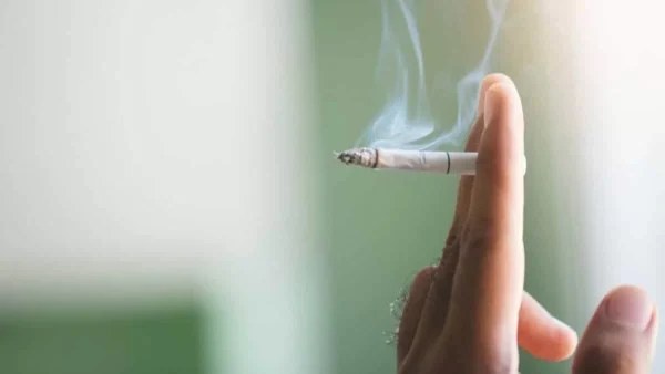 Μυρίζει... τσιγαρίλα το σπίτι σας; Ρίξτε στο τασάκι λίγη μαγειρική σόδα και...