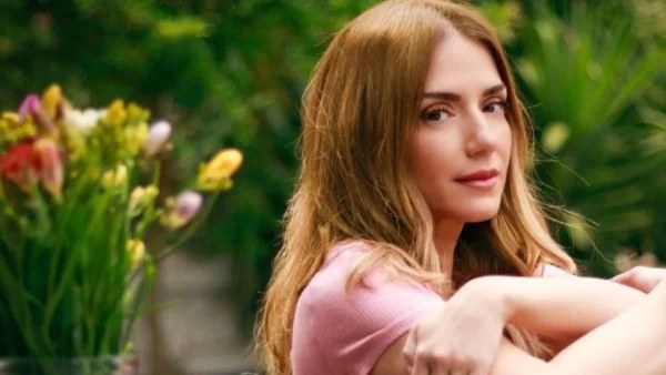Λάμπει από ευτυχία η Βάσω Λασκαράκη και βγαίνει προς τα έξω - Η ανάρτηση όλο νόημα