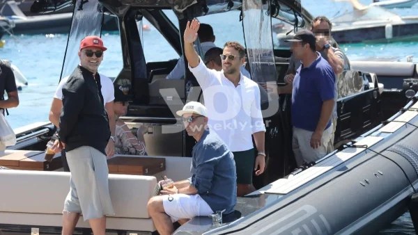Τον ''τσάκωσαν'' την ώρα που ανέβαινε στο φουσκωτό - Με άσπρο λινό πουκάμισο στη Μύκονο ο Βέρτης
