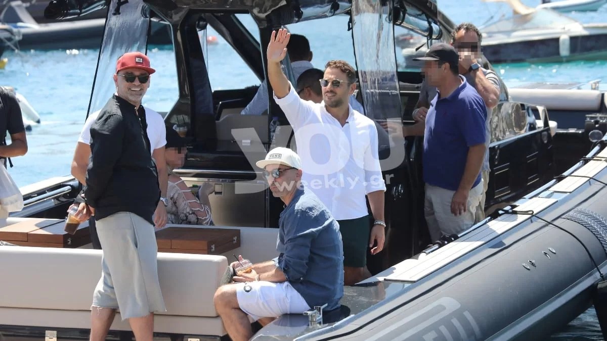 Τον ''τσάκωσαν'' την ώρα που ανέβαινε στο φουσκωτό - Με άσπρο λινό πουκάμισο στη Μύκονο ο Βέρτης