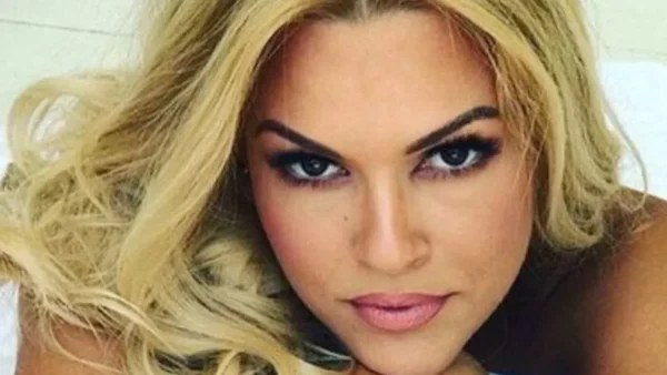 Έβαλε ξανά ''φωτιές'' στο instagram - Η πολυσυζητημένη πόζα της Βίκυς Κάβουρα με μαγιό στην παραλία
