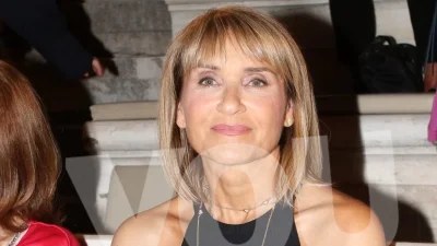 Ελαφρώς βαμένη με μουσταρδί φόρεμα - Η Μάρα Ζαχαρέα ταξίδεψε στη Ρώμη λίγο πριν την έναρξη της νέας τηλεοπτικής σεζόν