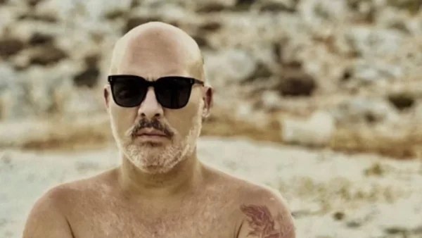 Ντυμένος τσολιάς με φουστανέλα και τσαρούχια ο Νίκος Μουτσινάς - Το ξεκαρδιστικό τρέιλερ για την πρεμιέρα της εκπομπής "Καλό Μεσημεράκι"