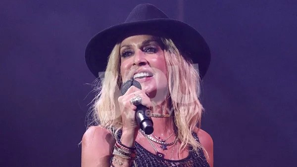 Ροκ και σικ: 2 looks της 64χρονης Άννας Βίσση - Το εντυπωσιακό στιλ της σε συναυλία στο Κατράκειο
