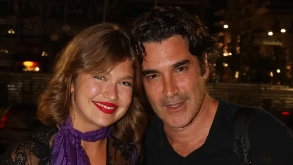 Ρομαντική και sexy: Με φούξια κραγιόν και ιδιαίτερο φόρεμα, η Κλέλια Ανδριολάτου στο πλευρό του Χριστόφορου Παπακαλιάτη